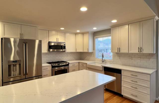 PRISTINE 3Bd/Den with HUGE Yard - RARE HANDICAP ACCESSIBLE Ceiling Lift Track System in Master Bedroom/Bathroom! - 5749 Northeast Harvest Street, Hillsboro, OR 97124