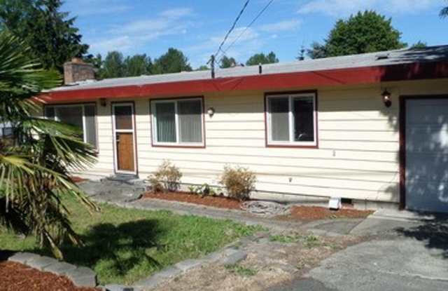 Super Cute & Charming 2-Bedroom Des Moines Home With Giant Fenced Yard!! photos photos
