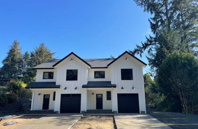 Charming 3 Bedroom, 2 1/2 Bath Farmhouse Style Duplex! photos photos