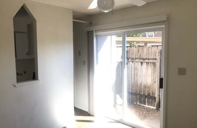 College Station - 2 bedrooms / 1.5 Bath - Fourplex for rent. Great location for students!! Gallery 3