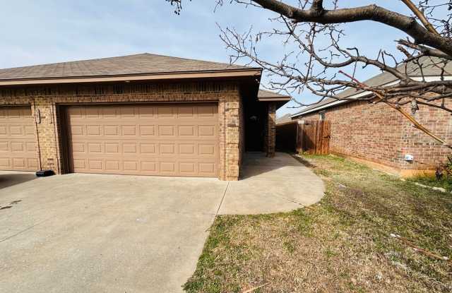 3 Bedroom 2 Bath Duplex with 2 car Garage!! photos photos