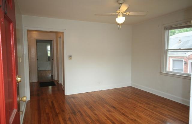 Adorable 1 Bedroom Apt / 1 Block to Duke! Gallery 2