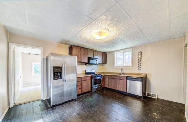 AVAILABLE MAY 2024 - Mt Washington home w/ 3 spacious bedroom  access to yard! - 1419 West Sycamore Street, Pittsburgh, PA 15211
