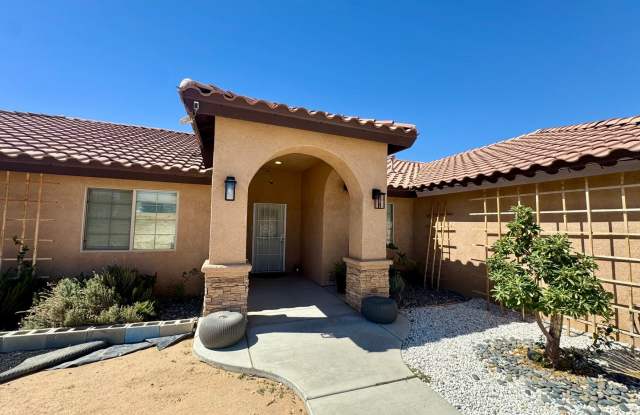 Beautiful 3 bedroom Home on over .5 Acre lot Gallery 3