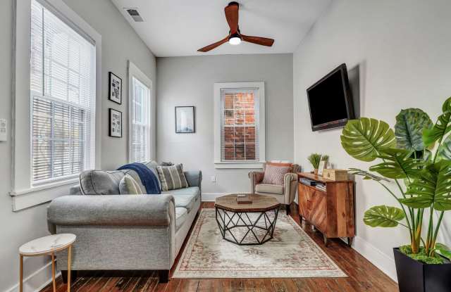 305 W Waldburg Ln - 305 West Waldburg Lane, Savannah, GA 31401