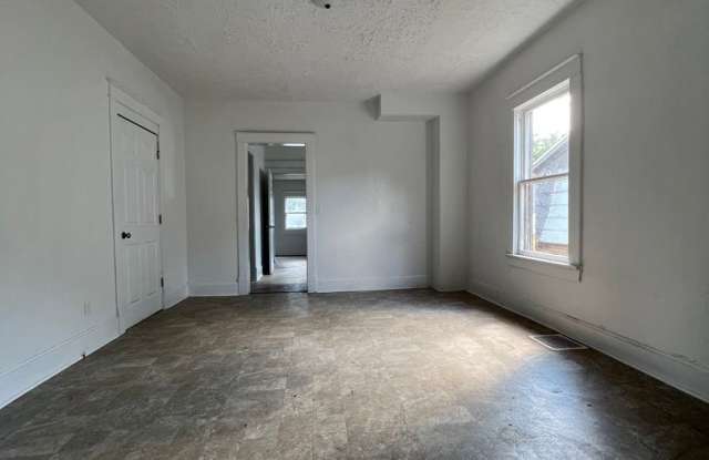 Available Now Remodeled 1 bedroom 1 bath - 1032 East Commercial Street, Springfield, MO 65803