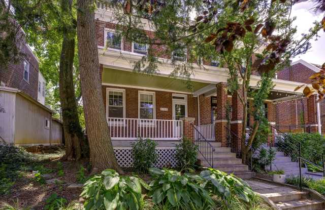 Wonderful 4 BR 2.5 Bath house in Cathedral Heights Gallery 4