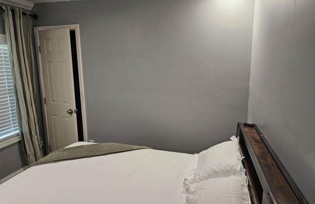 Room in 4 Bedroom Home at Baker Terrace NW photos photos