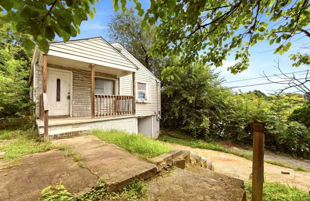 Knoxville 37917 - 3 bedroom, 1 bath home with 1-car garage - Contact Lisa Vineyard (865) 216-9334 Gallery 1