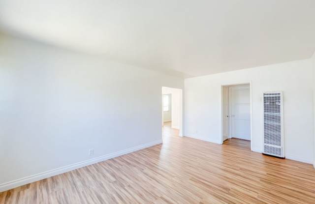 Long Beach 3 Bedroom 1.5 Bath House - 2 Car Garage - Large Yard - Huge Bonus Room! Gallery 3