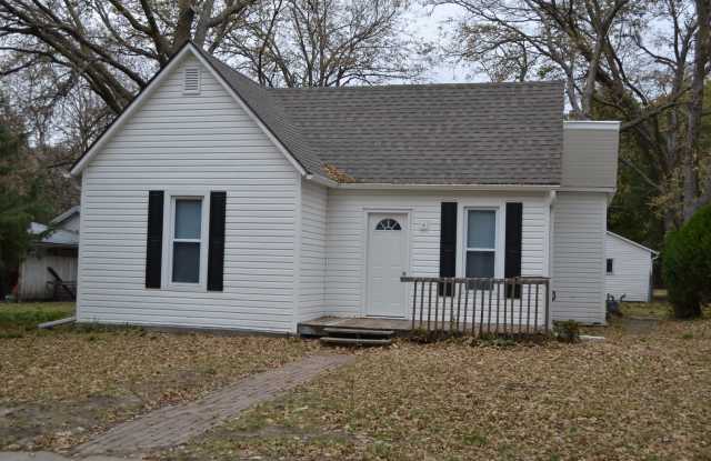 Remodeled 2 bedroom with Garage  small fenced in area - in Clay Center photos photos