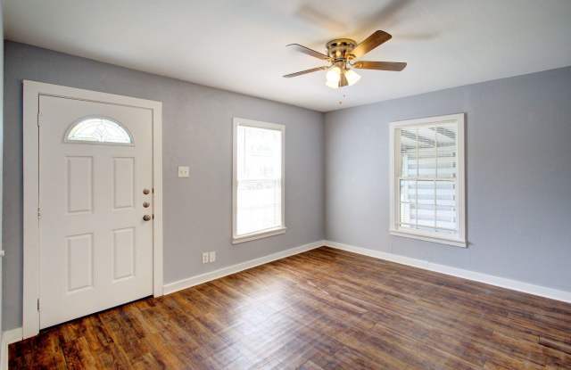 Now Available | Charming 2-Bedroom Home with Fenced Backyard in Cleburne, TX! Gallery 4