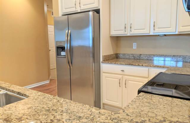 2 Bedroom Lakefront Condo! Gallery 3