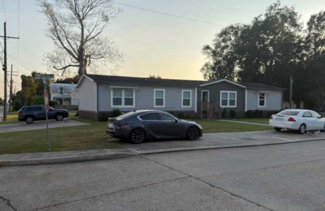 Spacious 4BR House in White Castle Gallery 1