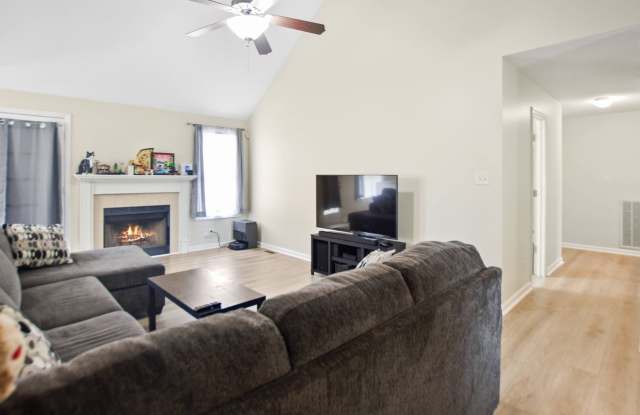 Pet Friendly Three Bedroom with Bonus! Gallery 3