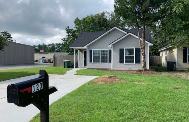 Gorgeous Home in Blue Pool Subdivision. - 123 Blue Pool Drive, Valdosta, GA 31602
