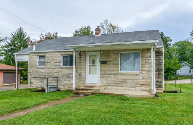 **August 2027** Large Backyard & Great Location Near IU!! 5 Bed, 2 Bath House!! Gallery 2