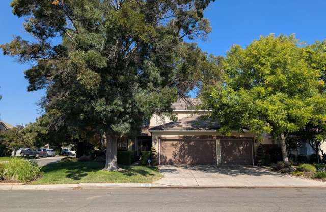 Nice and modern home with upgraded amenities, a wonderful floor plan, master suite, nice backyard with a pool and patio, 3 car garage and a living room and family room space. Potential Clovis Schools. *Move-in Special* photos photos