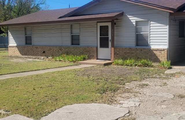 Charming 3-Bedroom, 1-Bath Home with Large Backyard – Fully Furnished! Gallery 3
