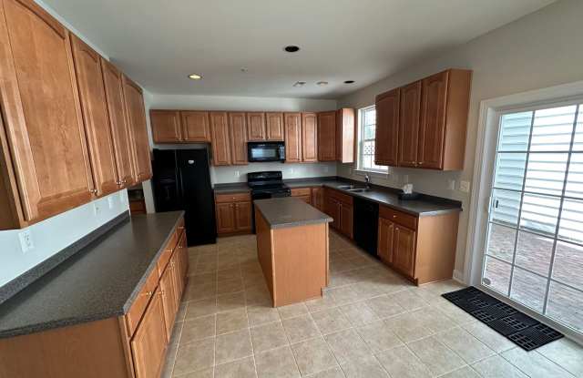 Lovely 4 bedroom townhome in Villages of Five Points Gallery 4
