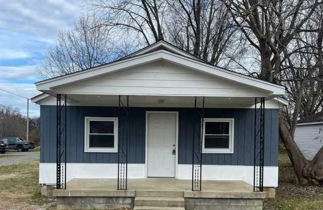 2 Bedroom/1 Bath Home with Detached Garage Gallery 3