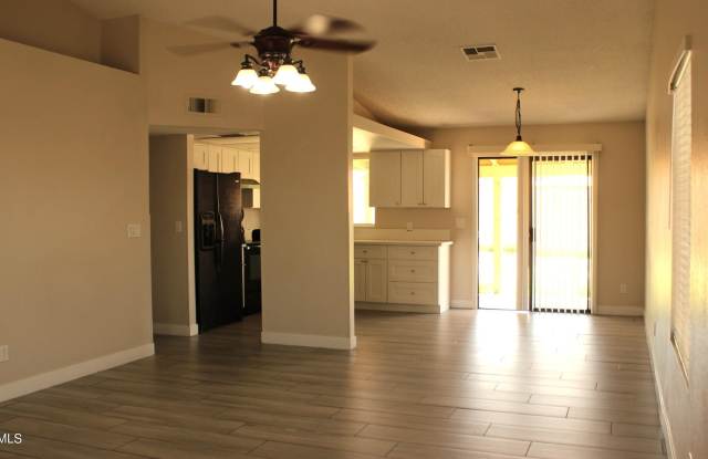 5425 N 74 Drive Gallery 4