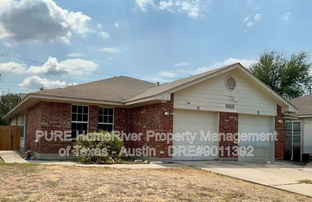 8605 Talyne Chaise Circle Gallery 1