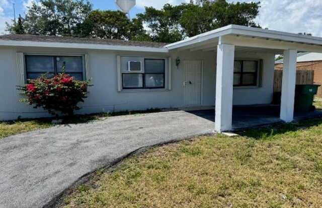 Single Family Home in Mangonia Park w/ Large fenced in yard - 5707 Briarwood Avenue, Mangonia Park, FL 33407