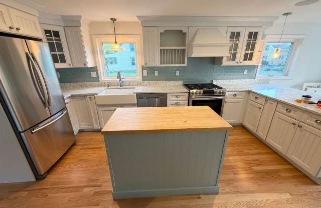 Ferry Village 3BR Home near secluded beach Gallery 3