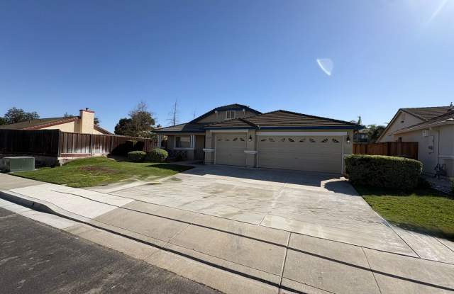 Spacious 3 Bed 2 Bath Home in Oakley. Three Car Garage! Gallery 1