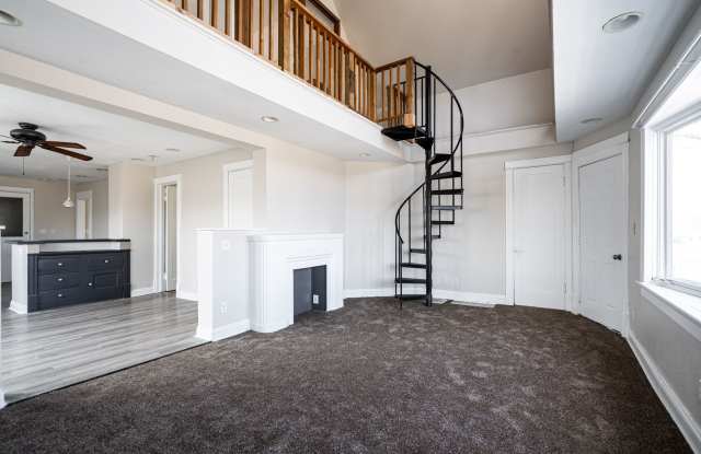 Beautiful 3 Bedroom + Den 2 Full Bath Upper Duplex Eastside photos photos
