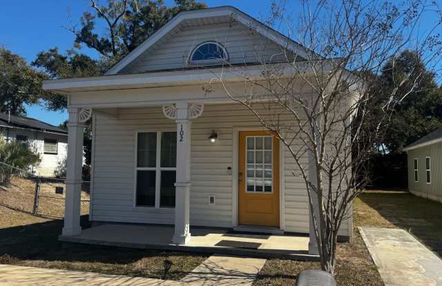 Modern cottage convenient to downtown, beaches and NAS photos photos