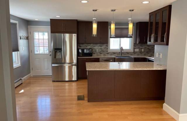 Spacious Townhouse - with parking! photos photos