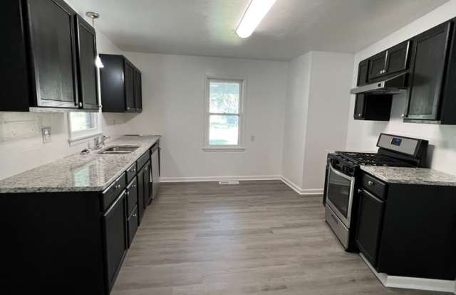 Available NOW 3 bedroom 1 bath with a covered carport! Gallery 4
