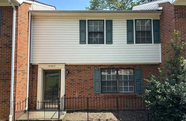 This 3 bedroom, 2.5 bathroom townhouse is conveniently located to highways, shopping, dining and near the hospital. Must see!! photos photos
