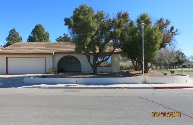 4 beds, 2 baths, 2 car garage . Boulder City photos photos