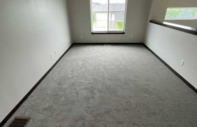 4 Bed 2 Bath  Split Foyer Home for Rent in Sioux Falls, SD 1825 E Tracy Ln, Sioux Falls, SD 57103 $1,900/month Gallery 4