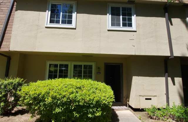 Nice 3 bedroom condo near CSUS.  Available for move in this month. photos photos