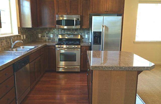 939 NE Wheelock Pl Gallery 2