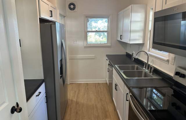 Spacious 2 Bedroom Home Near Iowa State with Garage, Finished Attic & Extra Living Area Gallery 3