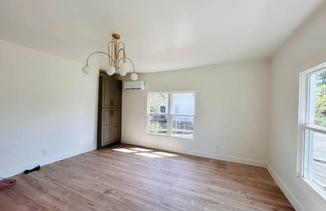 Knoxville 37920 - 1 bedroom, 1 bath unit on Second Floor - Contact Tara Hayes (865) 242-8010 Gallery 3