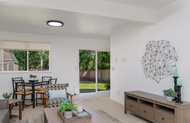 117 E Intercity Ave Unit B - 117 East Intercity Avenue, Everett, WA 98208