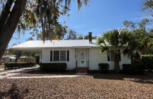 Charming Vintage Home on 3 City Lots near football stadium Live Oak, FL - 307 Parshley Street Southwest, Live Oak, FL 32064