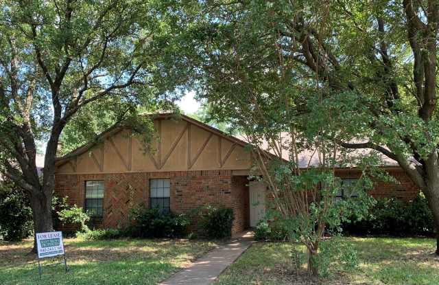 300 Tanglewood St - 300 Tanglewood Street, Denton, TX 76207