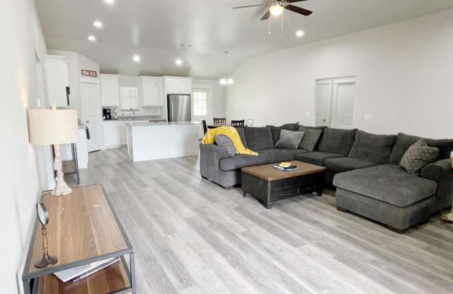 Open floor plan/Paved street/Quiet neighborhood photos photos