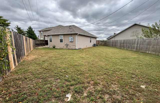 LARGE 3 Bed 2 Bath 2 Car Garage Duplex Available NOW!! Gallery 4