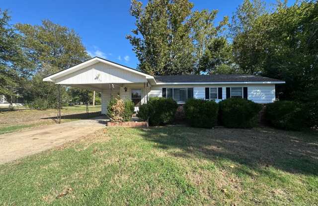 Welcome to this conveniently located 3-bedroom, 1-bathroom home in the heart of Russellville, AR. photos photos