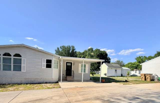 Large and Spacious Home with Multiple Out-buildings! photos photos