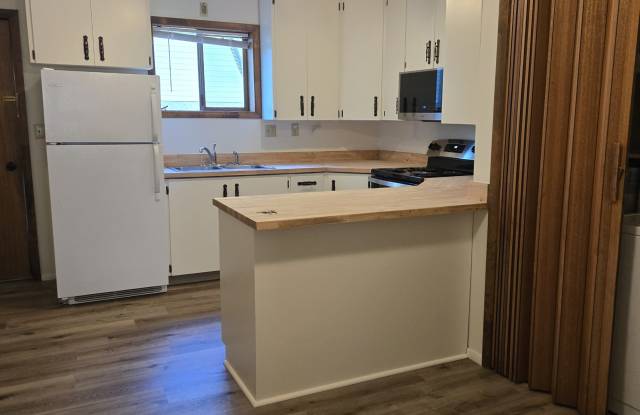 418 West Babcock Street - A Gallery 3