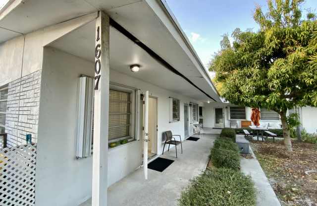 1607 Holly Street photos photos